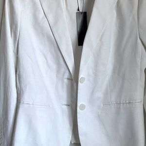 Beautiful white blazer, perfect for any occasion, size 4